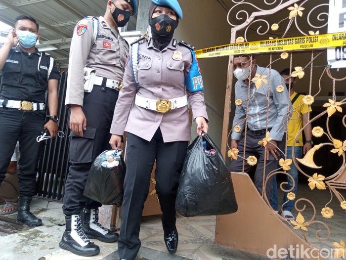 Polisi menggeledah salah satu rumah tempat ditemukannya bocah berusia 5 tahun dalam posisi tangan dan kaki terikat rantai besi di Komplek Anggrek Agency, Sumedang, Kamis (6/1/2022).