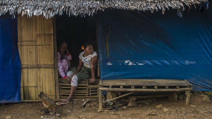 Dua bocah penyintas bencana banjir bandang dan longsor di Kabupaten Lebak bermain di kawasan hunian sementara di Cigobang, Lebak, Banten, Rabu (5/1/2022). Pemerintah Kabupaten Lebak akan segera membangunkan hunian tetap (Huntap) pada tahun ini bagi 139 Kepala Keluarga korban penyintas bencana tersebut yang masih menetap di tenda hunian sementara. ANTARA FOTO/Muhammad Bagus Khoirunas/wsj.