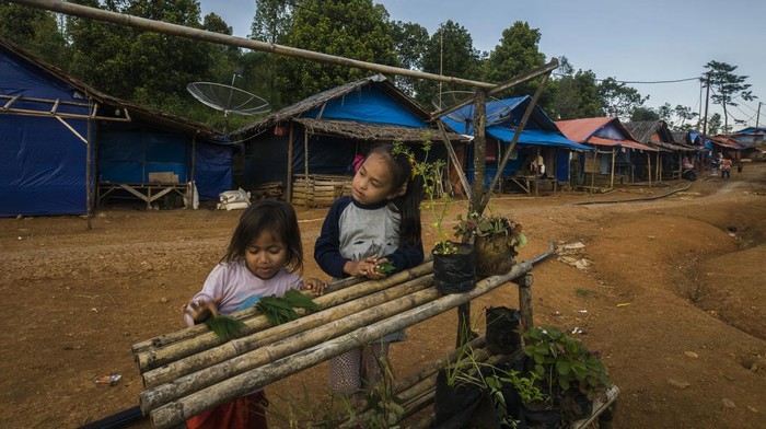 Dua bocah penyintas bencana banjir bandang dan longsor di Kabupaten Lebak bermain di kawasan hunian sementara di Cigobang, Lebak, Banten, Rabu (5/1/2022). Pemerintah Kabupaten Lebak akan segera membangunkan hunian tetap (Huntap) pada tahun ini bagi 139 Kepala Keluarga korban penyintas bencana tersebut yang masih menetap di tenda hunian sementara. ANTARA FOTO/Muhammad Bagus Khoirunas/wsj.