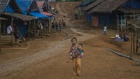 Seorang bocah penyintas bencana banjir bandang dan longsor di Kabupaten Lebak berjalan di kawasan hunian sementara di Cigobang, Lebak, Banten.