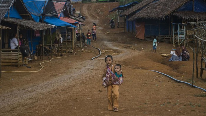 Dua bocah penyintas bencana banjir bandang dan longsor di Kabupaten Lebak bermain di kawasan hunian sementara di Cigobang, Lebak, Banten, Rabu (5/1/2022). Pemerintah Kabupaten Lebak akan segera membangunkan hunian tetap (Huntap) pada tahun ini bagi 139 Kepala Keluarga korban penyintas bencana tersebut yang masih menetap di tenda hunian sementara. ANTARA FOTO/Muhammad Bagus Khoirunas/wsj.