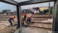Pemadatan batu ballast tersebut dilakukan setinggi 10 centimeter untuk antisipasi terjadinya banjir dan penurunan tanah.
