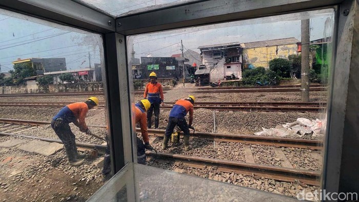 Sejumlah petugas PT KAI melakukan perawatan jalur rel kereta api di kawasan Buaran, Jakarta Timur. Mereka melakukan pemadatan batu bantalan rel (ballast).