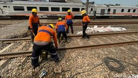 Selain itu, kumpulan batu kerikil tersebut juga memiliki fungsi untuk menahan getaran dan mengurangi goncangan yang terjadi saat kereta api melintas di atas rel.