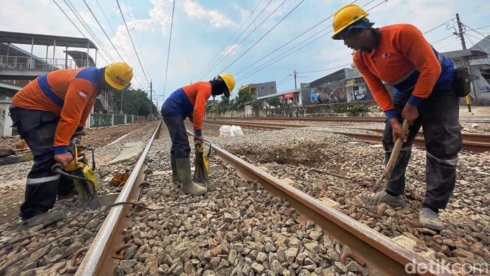 Sejumlah petugas PT KAI melakukan perawatan jalur rel kereta api di kawasan Buaran, Jakarta Timur. Mereka melakukan pemadatan batu bantalan rel (ballast).