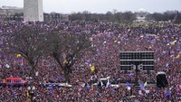 Tak butuh waktu lama, rombongan pendukung Trump dari berbagai kelompok langsung merangsek masuk gedung Capitol. Pada siang itu, mereka memiliki misi untuk membatalkan sidang kongres penghitungan elektoral untuk meresmikan kemenangan Biden dan wakilnya, Kamala Harris. (AP/Jacquelyn Martin)