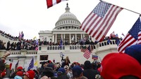 Dalam arsip foto Rabu, 6 Januari 2021 ini, para pendukung Presiden Donald Trump berkumpul di luar US Capitol di Washington. (AP/Shafkat Anowar)