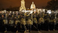 Garda Nasional Distrik Columbia berdiri di luar Capitol, 6 Januari 2021, setelah seharian penuh kerusuhan pengunjuk rasa. (AP/John Minchillo)