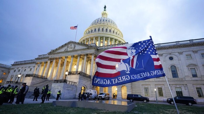 Peringatan Satu Tahun Gedung Capitol AS Diserang Pendukung Donald Trump FILE - A flag left by supporters of President Donald Trump outside the U.S. Capitol, Jan. 6, 2021, in Washington. (AP Photo/Manuel Balce Ceneta, File)