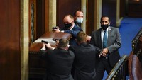 Lebih dari 700 orang kemudian ditangkap atas insiden itu, yang oleh Demokrat kerap digambarkan sebagai pemberontakan. The Washington Post menyebut setidaknya ada lebih dari 725 orang yang didakwa dengan beragam tuduhan kriminal. Di antaranya termasuk 225 orang yang didakwa atas penyerangan dan perlawanan saat ditangkap. (AP/Andrew Harnik)