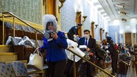 Dengan begitu banyaknya massa, para perusuh dengan mudah mengepung dan menduduki Capitol. Mereka dengan beringas menyerang para petugas penegak hukum, merusak properti dan menduduki gedung selama beberapa jam. Di dalam kekacauan itu, para anggota Kongres membarikade diri mereka di dalam ruangan. Satu penyerang ditembak mati oleh polisi ketika mencoba untuk menembus barikade tersebut. Tepat sebelum serangan itu terjadi, bom pipa sudah ditemukan di dekat kompleks. (AP/Andrew Harnik)