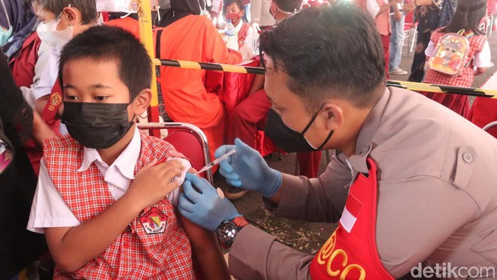 Polisi memberikan vaksinasi COVID-19 kepada anak usia 6-11 tahun di Tahura Bandung