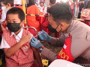 Jurus Polisi Tenangkan Anak yang Takut Divaksinasi COVID-19 di Bandung