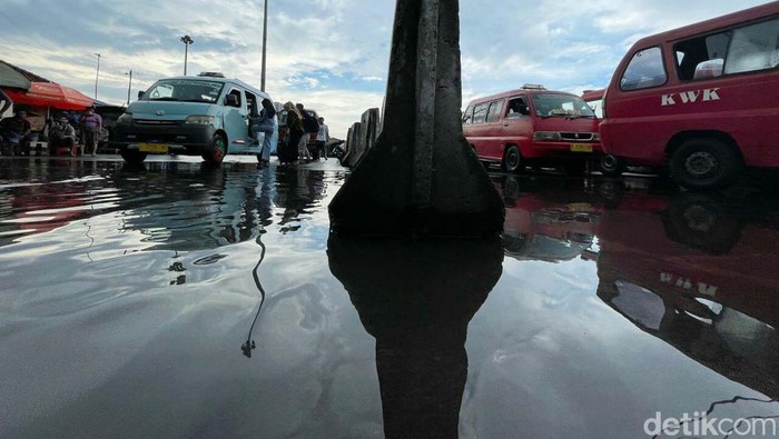 Jalanan di kawasan Terminal Pulo Gadung, Jakarta Timur, Kamis (06/01/2022), tergenang. Hal itu terjadi setelah Jakarta diguyur hujan sebentar di siang hari.