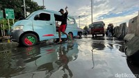 Diduga air menggenang akibat dranase yang tidak lancar.