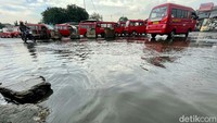 Tampak angkutan umum tengah menunggu penumpang.