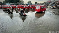 Tampak genangan sekitar 30 cm berada area terminal pada Kamis (6/12) sore.