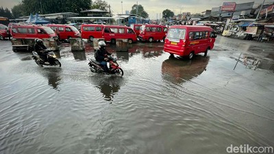 Potret Genangan di Terminal Pulo Gadung Sore Tadi