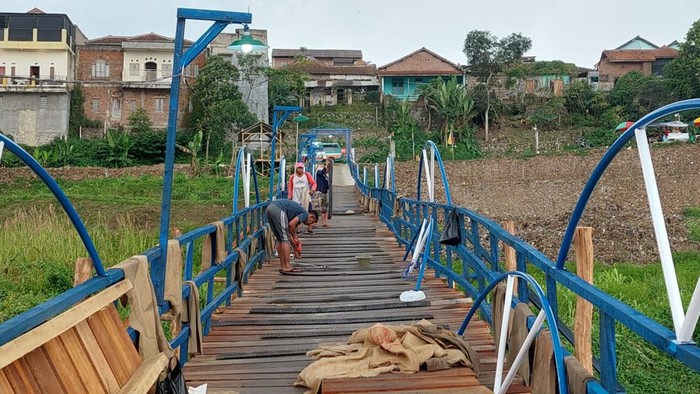Potret masih rusaknya Jembatan Apung Cihampelas di Kabupaten Bandung Barat