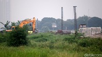 Pembangunan rel ganda kereta api itu pun terus dikebut. Terlihat sejumlah alat berat dikerahkan untuk membantu pembangunan rel ganda kereta api tersebut.