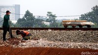 Di kawasan Gedebage, Kota Bandung, rel ganda tampak sudah terpasang. Meski begitu, pembangunan rel ganda kereta api ini belum rampung seluruhnya.