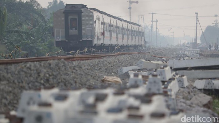 Pembangunan rel ganda kereta api (KA) yang menghubungkan Stasiun Kiaraconding hingga Stasiun Cicalengka terus dikebut. Seperti apa progresnya?