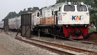 Kereta melintas di area proyek pembangunan rel ganda kereta api (KA) yang menghubungkan antara Stasiun Kiaracondong hingga Stasiun Cicalengka, di kawasan Gedebage, Kota Bandung, Kamis (6/1/2022).