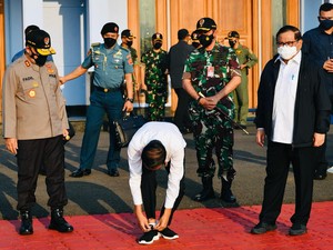 Beragam Momen Pakai Sepatu yang Diunggah Jokowi Saat Blusukan ke Daerah