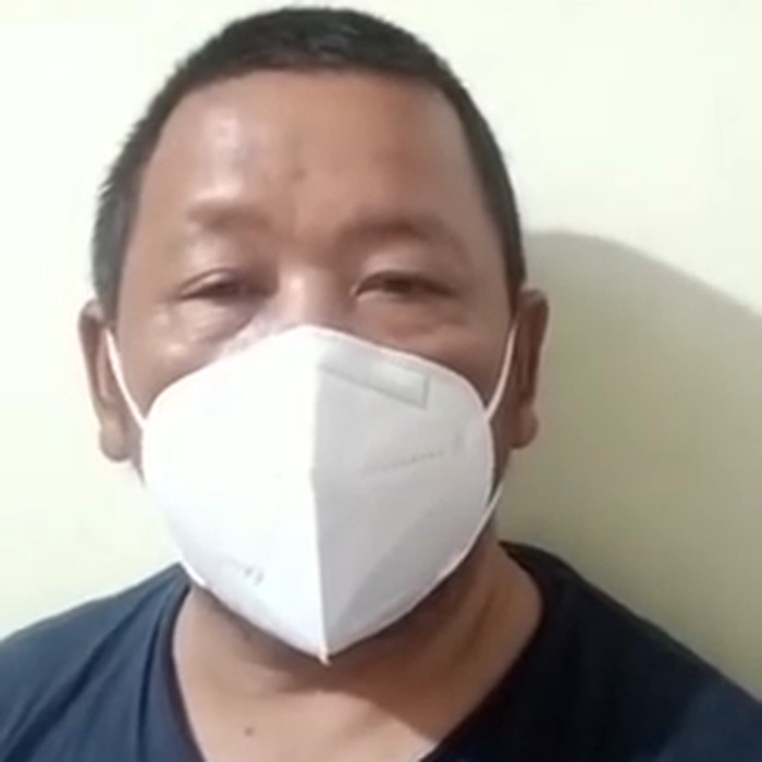 pria tertawakan relawan