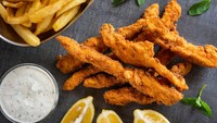 Ayam fillet yang digoreng crispy dengan balutan tepung ini bakal dilahap anak. Apalagi dilengkapi saus mayones dan kentang goreng. Cara membuatnya bisa dilihat di resep ini. Foto: iStock