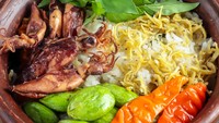 Nasi liwet Sunda paling asyik dimakan bareng keluarga. Lauknya cumi asin atau teri asin, pete dan sambal dadak. Cara membuat nasi liwet yang pulen ada di resep ini. Foto: iStock