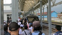 Sebelumnya ia menyusuri jalur kereta api dari Bandung didampingi Dirut PT KAI Didiek Hartantyo.