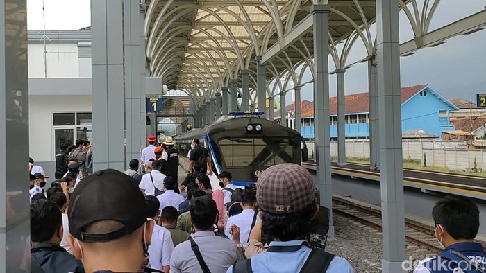 Ridwan Kamil Tinjau Stasiun Garut Gubernur Jawa Barat Ridwan meninjau Stasiun Garut, Kamis (6/1). Ia optimistis ekonomi di Garut berkembang pesat seiring dengan reaktivasi jalur KA Cibatu-Garut.
