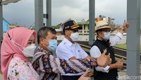 Di Stasiun Garut, pria yang akrab disapa Kang Emil itu disambut Bupati Rudy Gunawan, Kapolres AKBP Wirdhanto, Dandim Letkol CZI Deni Iskandar dan Kajari Neva Sari Susanti.