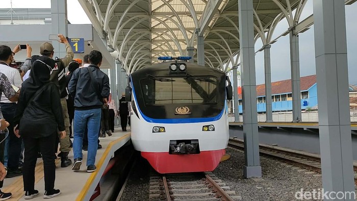 Gubernur Jawa Barat Ridwan meninjau Stasiun Garut, Kamis (6/1). Ia optimistis ekonomi di Garut berkembang pesat seiring dengan reaktivasi jalur KA Cibatu-Garut.