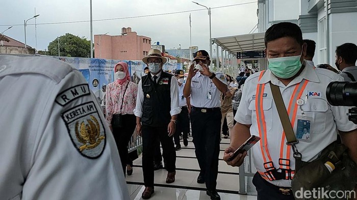 Gubernur Jawa Barat Ridwan meninjau Stasiun Garut, Kamis (6/1). Ia optimistis ekonomi di Garut berkembang pesat seiring dengan reaktivasi jalur KA Cibatu-Garut.