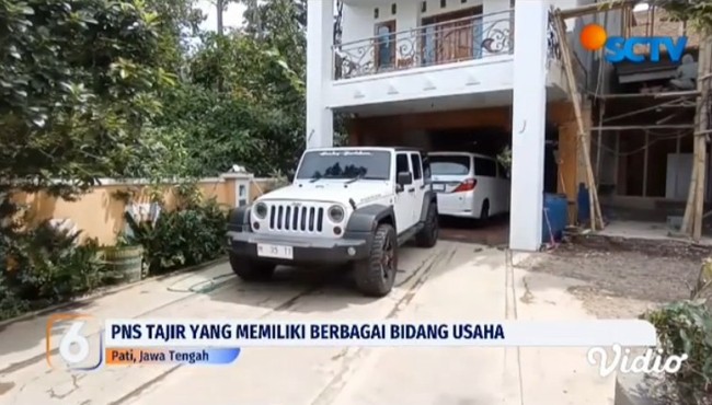 Saat ini rumah mewah 3 lantai milik Nur Chamim masih dalam tahap pembangunan. Beragam mobil mewah pun tampak terparkir di garasi rumah Nur Chamim. Foto: Instagram/@liputan6.sctv
