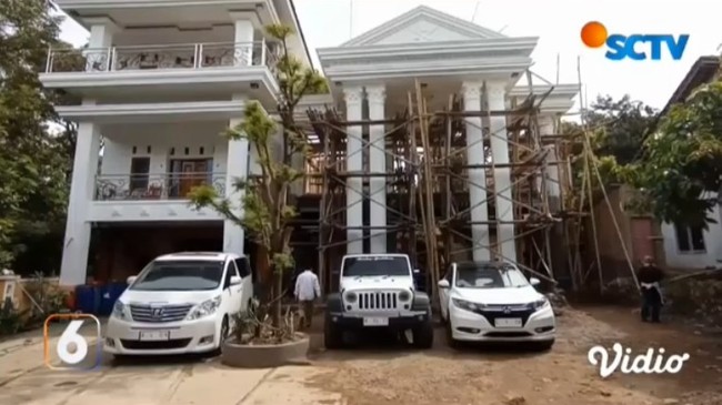 Walaupun masih dalam tahap pembangunan, namun rumah Nur Chamim tetap terlihat mewah bak istana. Halaman pada bagian depannya pun terlihat cukup luas. Foto: Instagram/@liputan6.sctv