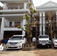 Walaupun masih dalam tahap pembangunan, namun rumah Nur Chamim tetap terlihat mewah bak istana. Halaman pada bagian depannya pun terlihat cukup luas. Foto: Instagram/@liputan6.sctv