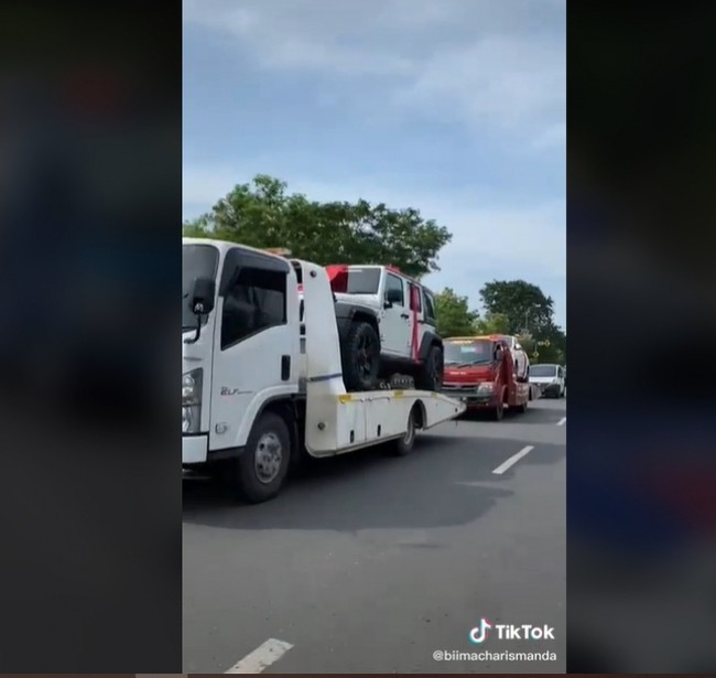 Dalam video yang ramai beredar terlihat bahwa ketiga mobil mewah tersebut ialah Toyota Alphard, Jeep Rubicon, dan Hinda HRV. Mobil-mobil tersebut tampak diangkut dengan truk beriringan menuju rumah Sekdes Pati, Nur Chamin. Foto: Instagram/@liputan6.sctv