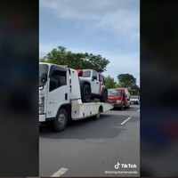 Dalam video yang ramai beredar terlihat bahwa ketiga mobil mewah tersebut ialah Toyota Alphard, Jeep Rubicon, dan Hinda HRV. Mobil-mobil tersebut tampak diangkut dengan truk beriringan menuju rumah Sekdes Pati, Nur Chamin. Foto: Instagram/@liputan6.sctv