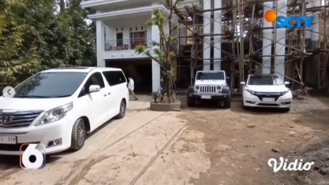 Rumah Sekdes Pati itu pun tak kalah mewah. Melalui unggahan video yang beredar terlihat rumah yang didominasi warna putih itu tampak megah dan luas. Foto: Instagram/@liputan6.sctv