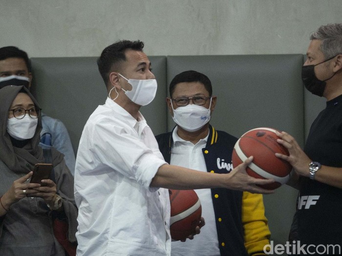 Raffi Ahmad dan Gading Marten adu skil dalam peluncuran sponsor IBL di Jakarta, Kamis (6/1/2022). Keduanya melakukan lemparan bola.