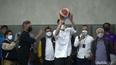 Saat Raffi Ahmad-Gading Marten Adu Skil Lempar Bola Basket