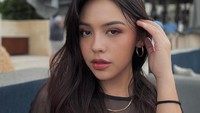 Di Instagram, Sarah Louise sering mengunggah banyak momen, termasuk pemotretan. Foto: Instagram Sarah Louise