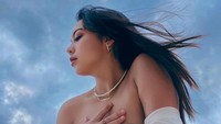 Sarah Louise pun menanggapi penilaian netizen yang disebut terlalu seksi. Foto: Instagram Sarah Louise