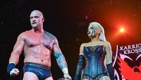 Scarlett rutin tampil di arena gulat WWE bersama Karrion Kross, tunangannya. (Foto: Instagram @realscarlettbordeaux)