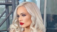 Salah satu implan Scarlett mengalami masalah, bikin payudaranya seperti raib. (Foto: Instagram @realscarlettbordeaux)
