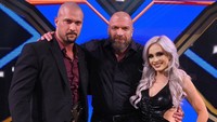 Ini foto mereka berdua bersama bos WWE, Triple H. (Foto: Instagram @realscarlettbordeaux)