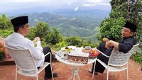 Makan pisang dan ubi rebus sambil ngopi di Taman Hutan Raya Sultan Adam, Kalimantan Selatan. Asyiknya ngopi sambil memandang hamparan hutan lebat dan asri. Foto: instagram @yusufmansurnew